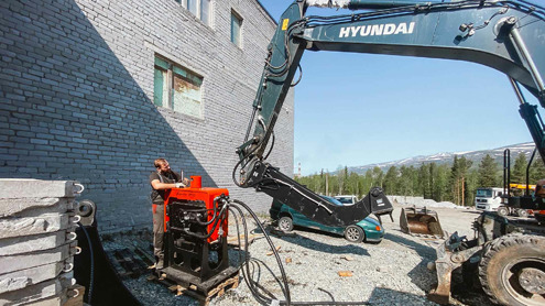 Вибропогружатель Impulse VP310 строит мост в Апатитах