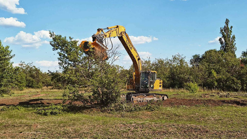 Мульчер Delta F4 1600 Standard F готовит площадку для строительства больницы