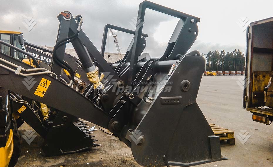 Вилы откидные паллетные Impulse PF2000 на ковш Volvo BL61/71 картинка 493966