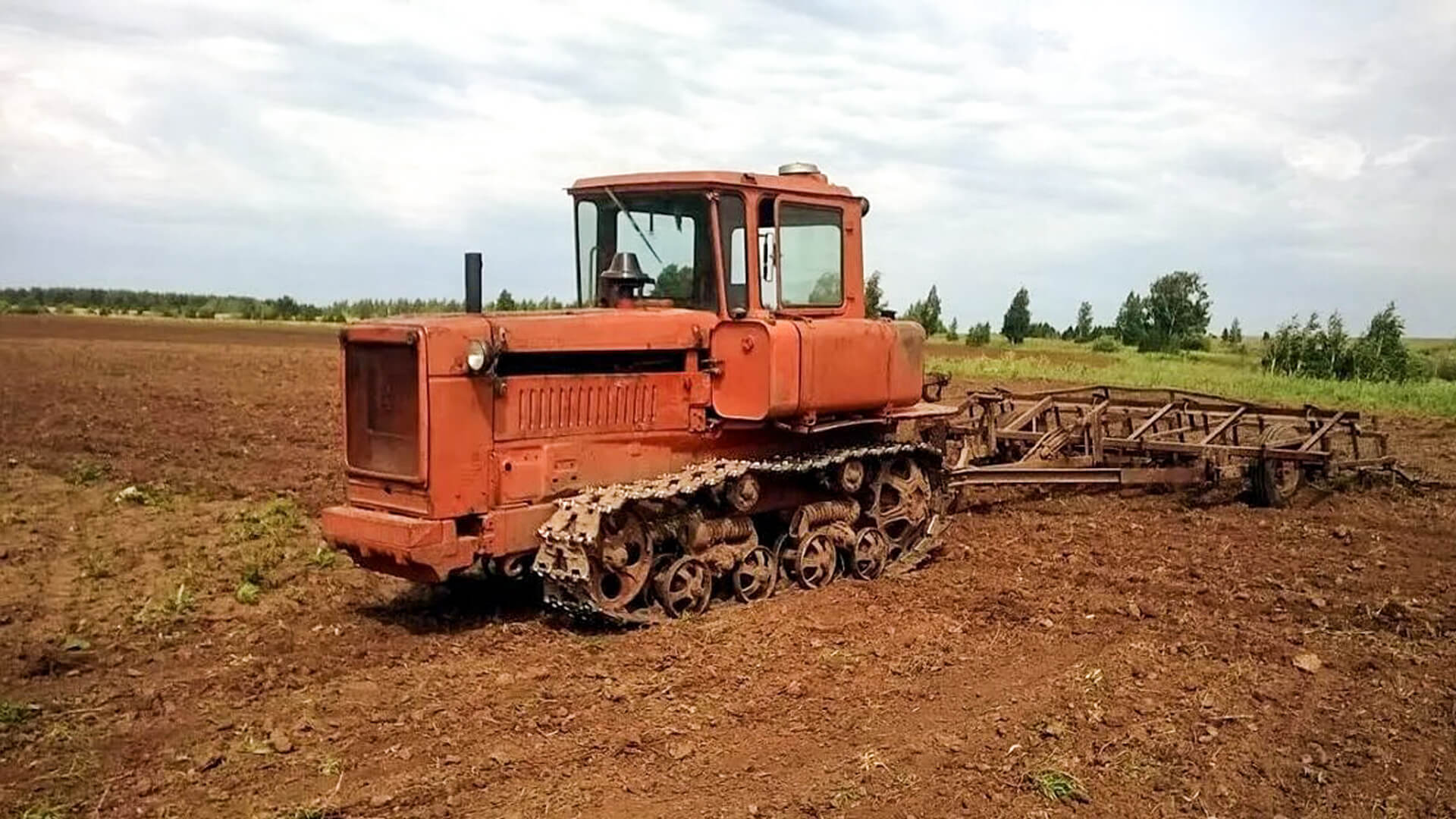 Какое давление на почву оказывает гусеничный трактор. ДТ-75 трактор. ДТ-75 трактор гусеничный. Советский гусеничный трактор ДТ 75. Трактор ДТ 75 В поле.