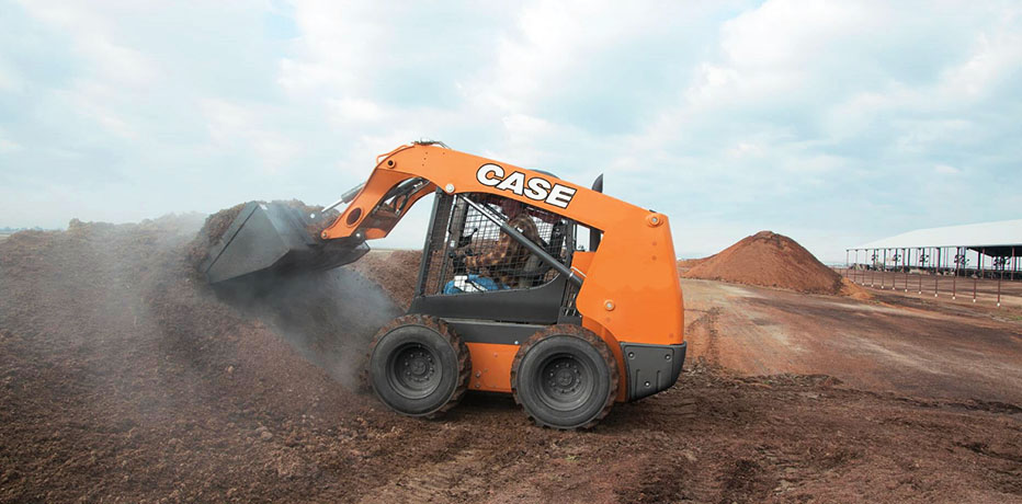 Фото мини-погрузчика Case SR130B в процессе перевалки песчано-земляной насыпи