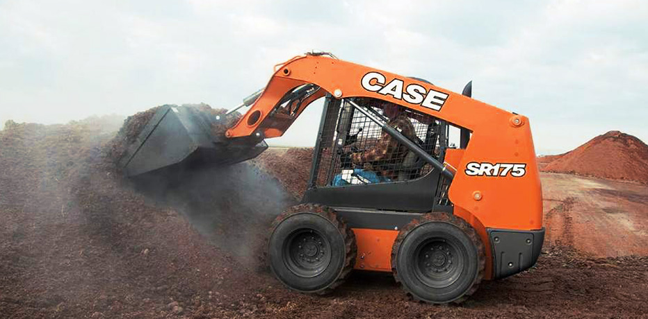 Фото мини-погрузчика Case SR175 во время пересыпки земляного вала с помощью ковша