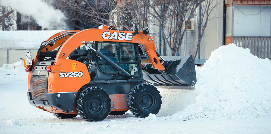 Фото мини-погрузчика Case SV250B во время снегоуборочных работ