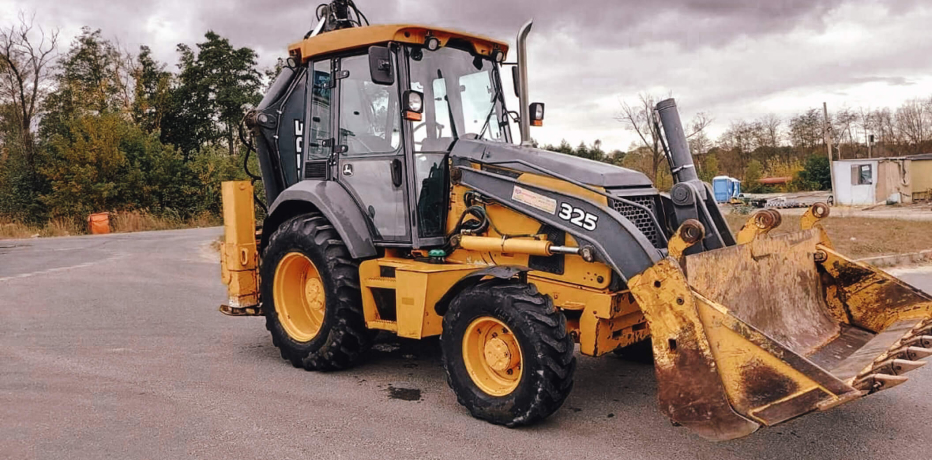 Экскаватор-погрузчик John-Deere 325SK